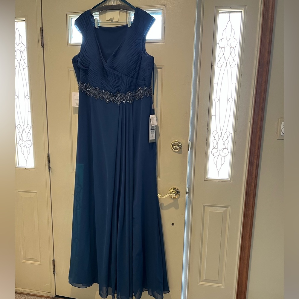 Mother of bride/groom dress.  No alterations, never worn, smoke free home